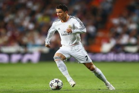 国足无缘2026世界杯-王者归来！纳达尔惊险取胜首场状态亮眼，RNG观众彻底沸腾